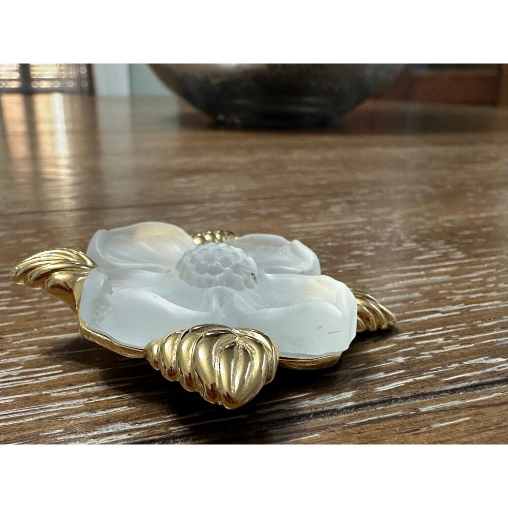 Vintage Monet Carved Frosted Glass Dogwood Flower Gold Tone Brooch/Pin - Picture 4 of 5